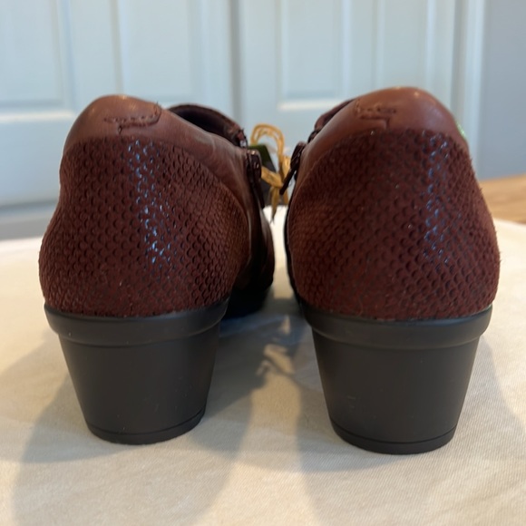 Earth Origins leather maroon super comfy shoes - Picture 5 of 11